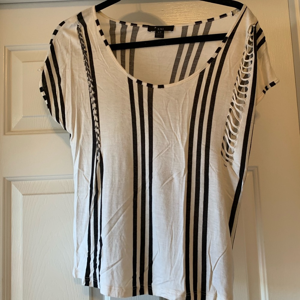 Casual black & white top